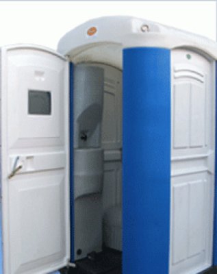 Patru toalete ecologice, instalate vizavi de sediul de campanie al lui Băsescu. Dorel Onaca, jurnaliştilor: Folosiţi-le cu încredere
